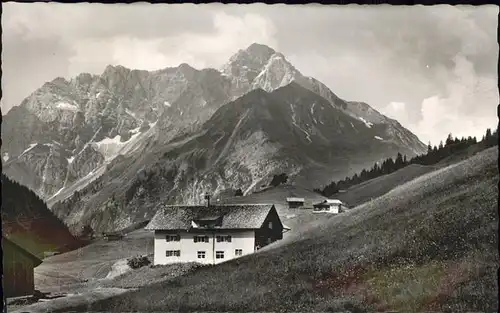 Hirschegg Kleinwalsertal Vorarlberg Haus Albert Felder mit Widderstein und Baerenkopf Kat. Mittelberg