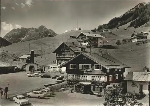 Hirschegg Kleinwalsertal Vorarlberg Gaestehaus Edelweiss mit Widderstein und Baerenkopf Kat. Mittelberg