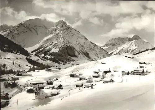 Hirschegg Kleinwalsertal Vorarlberg Ortsansicht mit Elferkopf Zwoelferkopf Widderstein und Baerenkopf Kat. Mittelberg