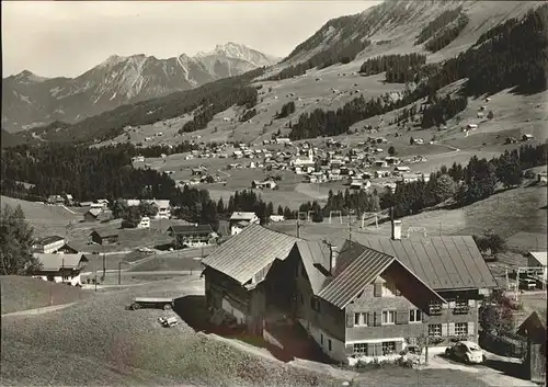 Hirschegg Kleinwalsertal Vorarlberg Haus Gehrer und Ortsansicht mit Alpenpanorama Kat. Mittelberg