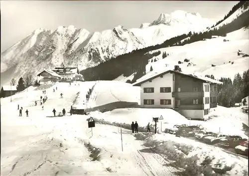 Hirschegg Kleinwalsertal Vorarlberg Haus Birkenhoehe mit Alpenpanorama Kat. Mittelberg