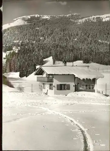 Hirschegg Kleinwalsertal Vorarlberg Haus Schaedler mit Hoch Ifen und Gottesackerplateau Kat. Mittelberg