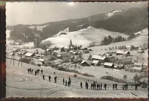 Wengen Kempten Allgaeu Ortsansicht und Skilaeufer Kat. Weitnau