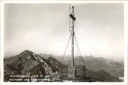 Bergen Chiemgau Hochfelln Gipfelkreuz mit Hochgern und Kampenwand Chiemgauer Alpen / Bergen /Traunstein LKR