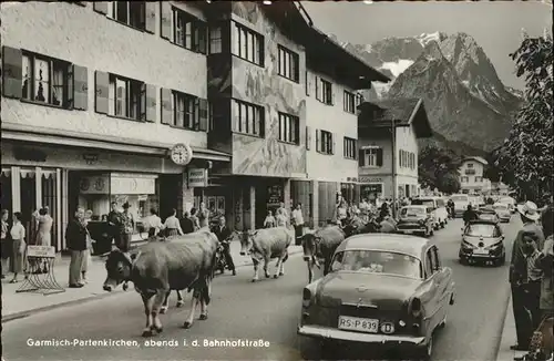Garmisch Partenkirchen Almabtrieb durch die Bahnhofstrasse Kat. Garmisch Partenkirchen