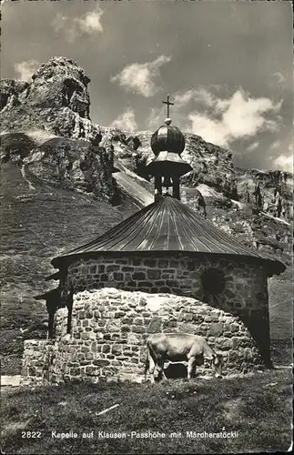 Urnerboden Kapelle auf Klausen Passhoehe mit Maerchenstoeckli Kuh Kat. Urnerboden