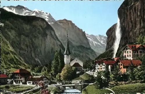 Lauterbrunnen BE Ortsansicht mit Kirche Staubbach Jungfrau Wasserfall Kat. Lauterbrunnen