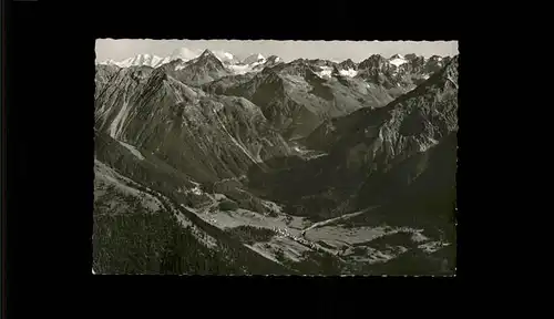 Berguen Bravuogn GR Panorama mit Latsch gegen Berninagruppe und Piz Piramida / Berguen /Bz. Albula