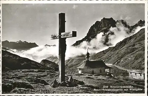 Klausenpass Passhoehe Bruderklausenkapelle Windgaelle Kreuz Kat. Klausen