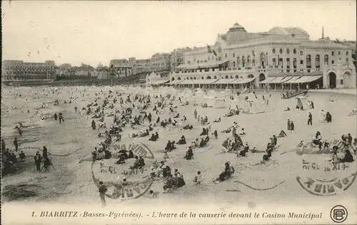 Biarritz Pyrenees Atlantiques L heure de la causerie devant le Casino Municipal plage Stempel auf AK Kat. Biarritz