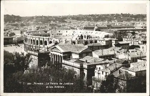 Nimes Le Palais de Justice et les Arenes Kat. Nimes