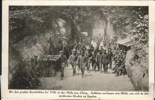 Ville Savoye Grosse Steinhoehlen bei Ville nahe Chiry   Soldaten verlassen eine Hoehle Kat. Ville Savoye