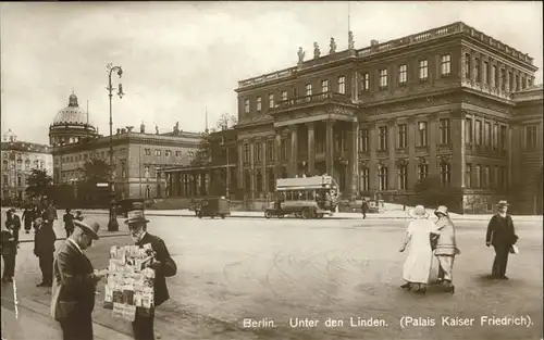 Berlin Unter den Linden Palais Kaiser Friedrich Ansichtskartenverkaeufer Kat. Berlin