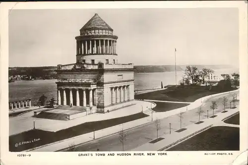 New York City Grants Tomb and Hudson River / New York /