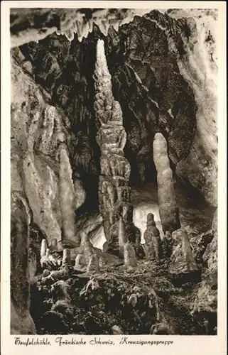 Hoehlen Caves Grottes Tropfsteinhoehle Teufelshoehle Fraenkische Schweiz Kreuzigungsgruppe / Berge /