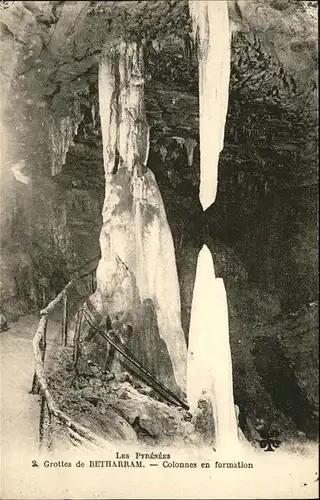 Hoehlen Caves Grottes Grottes de Betharram Colonnes en formation / Berge /