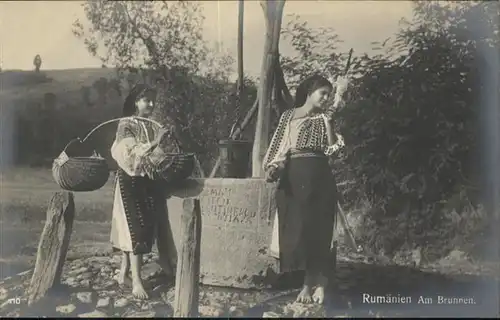 Trachten Rumaenien Brunnen Wassertraegerinnen / Trachten /