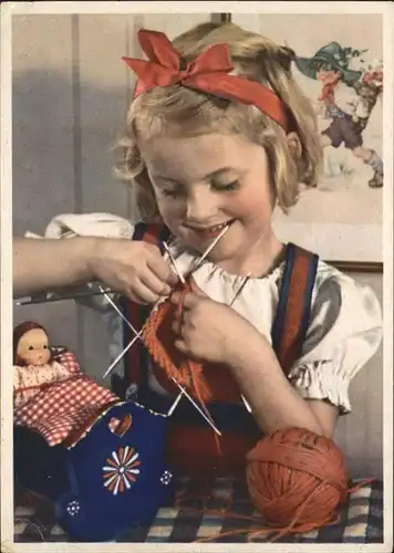 Handarbeit stricken Maedchen Kind Puppe