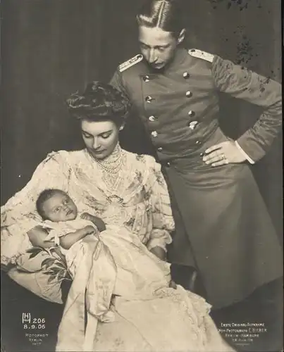 Adel Kronprinzenpaar mit Kind Kat. Koenigshaeuser