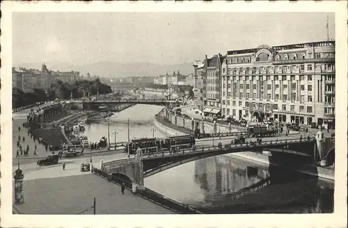 Strassenbahn Kai Marien und Salztorbruecke Wien  Kat. Bahnen