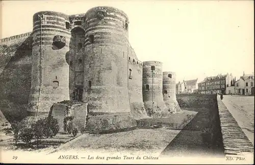 Angers Les deux grandes Tours du Chateau / Angers /Arrond. d Angers
