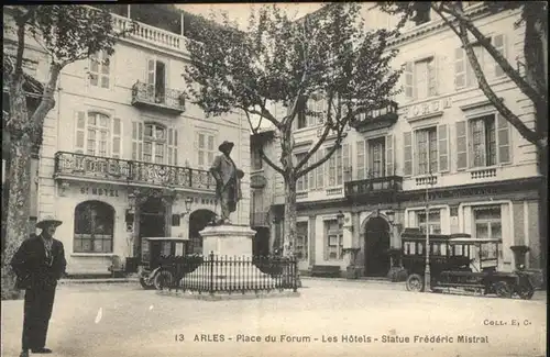 Arles Bouches-du-Rhone Place du Forum les Hotels Statue Frederic Mistrat / Arles /Arrond. d Arles