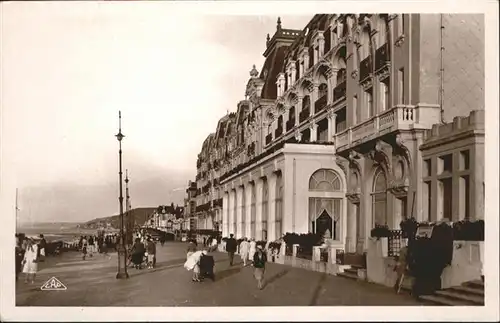 Cabourg Grand Hotel  et la Digue