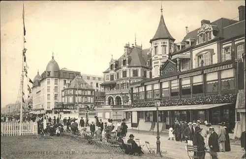 Trouville-sur-Mer Promenade *