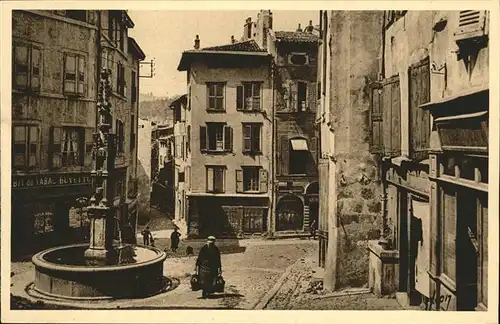 Le Puy-en-Velay Rue des Tables et Jolie Fontaine du XV / Le Puy-en-Velay /Arrond. du Puy