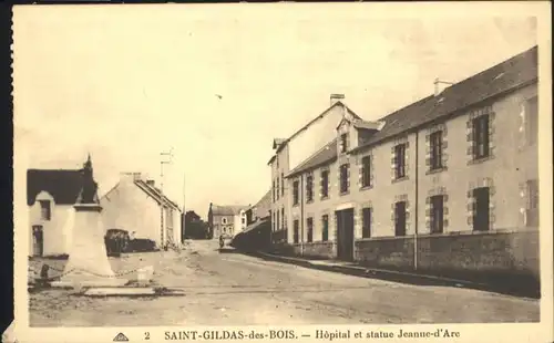 Saint-Gildas-des-Bois Hopital statue Jeanne-d'Arc *