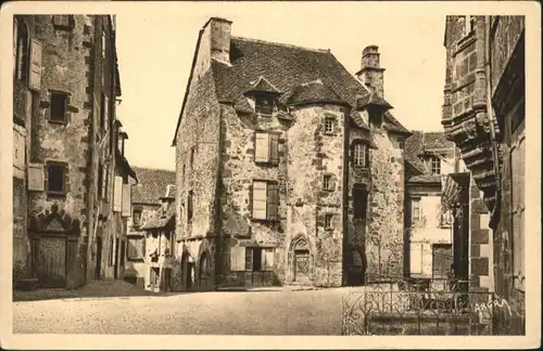 Salers Anciennes Demeures sur la Grande Place *