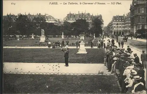 Paris les Tuileries le Charmeur d'Oiseaux *