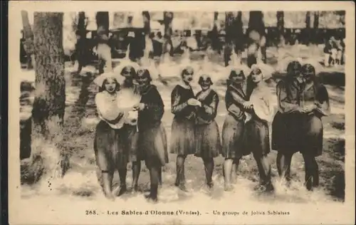 Les Sables-d Olonne Les Sables-d'Olonne Un groupe de Jolies Sablaises *