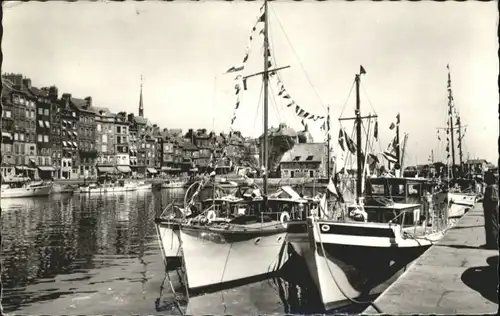 Honfleur Quai Sainte-Catherine Yacht *