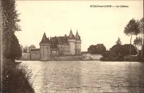 Sully-sur-Loire Chateau   *