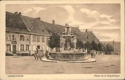 Sarre-Union Place Republique Brunnen x