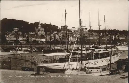 Deauville Plage Fleurie Le Bassin des Yachts *