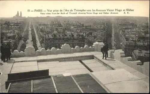 Paris l'Arc de Triomphe les Avenues Victor Hugo et Kleber *