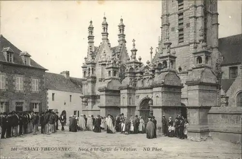 Saint-Thegonnec Noce a la Sortie de l'Eglise *