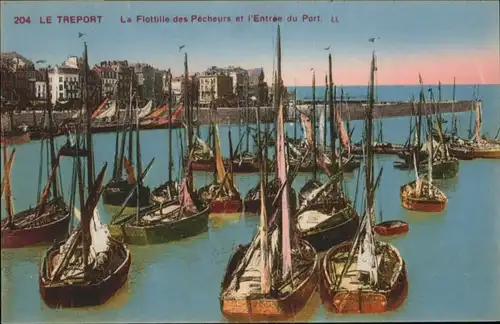 Le Treport La Flottille des Pecheurs L'Entree du Port *