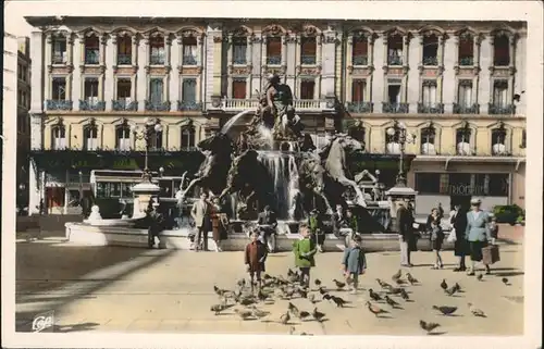 Lyon France Fontaine Bartholdi et les Pigeons de la Place des Terreaux Kat. Lyon
