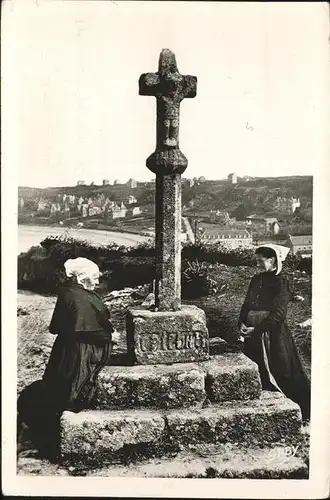 Trestraou Bretonnes en priere au Calvaire croix Kat. Perros Guirec