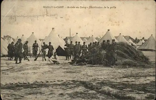 Mailly-le-Camp Arrivee au Camp Distribution de la paille Soldaten / Mailly-le-Camp /Arrond. de Troyes