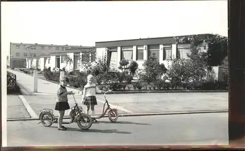 Koeln Rhein Neustadt Wohnsiedlung Plattenbau Kinder mit Roller Kat. Koeln