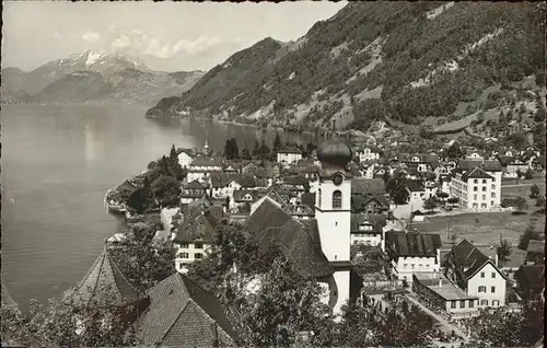 Gersau Vierwaldstaettersee Ortsblick mit Pilatus /  /