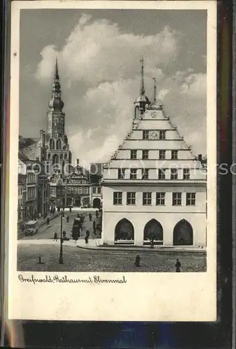Greifswald Mecklenburg Vorpommern Rathaus mit Ehrenmal Kat. Greifswald