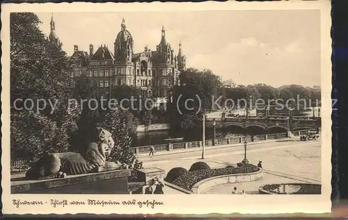 Schwerin Schloss Bruecke Blick vom Museum Loewe Kat. Schwerin