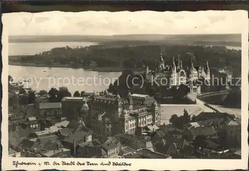 Schwerin Teilansicht mit Schloss und Museum Die Stadt der Seen und Waelder Kat. Schwerin