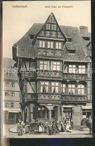 Halberstadt Altes Haus am Holzmarkt mit Marktbesucher Kat. Halberstadt