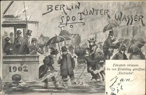 Berlin unter Wasser Fahrgaeste verlassen die vom Blitzschlag getroffene "Elektrische" Kat. Berlin
